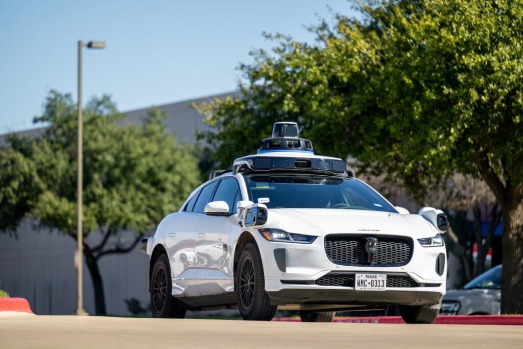 Waymo is asking DoorDash drivers to shut the doors of its self-driving cars Waymo is asking DoorDash drivers to shut the doors of its self-driving cars